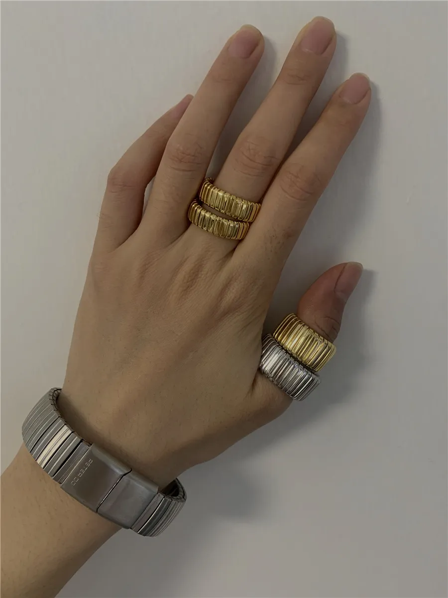 Ring Finger Wearing Silver And Gold Rings Index Finger How To