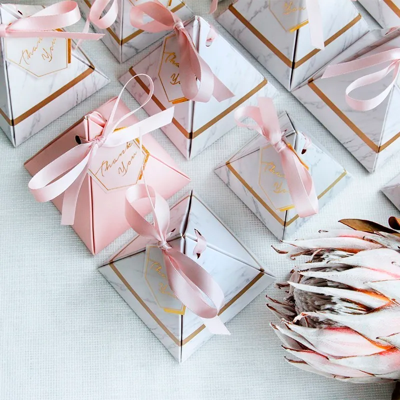 Nya Bröllop Favoriter Candy Wrap Boxes Triangulär Pyramid Marmor Baby Shower Presenter Förpackning Bag Choklad Bomboniera Giveaways Box Party Supplies