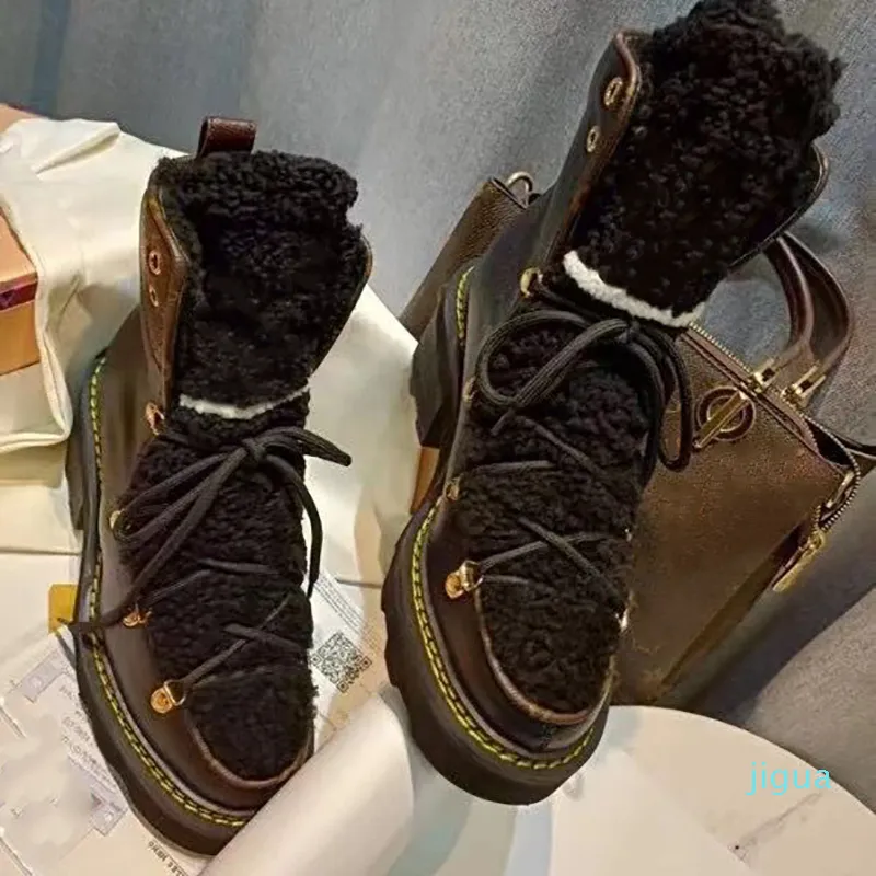 Bota de inverno feminina de couro de vitelo e shearling para caminhadas com forro de lã preta