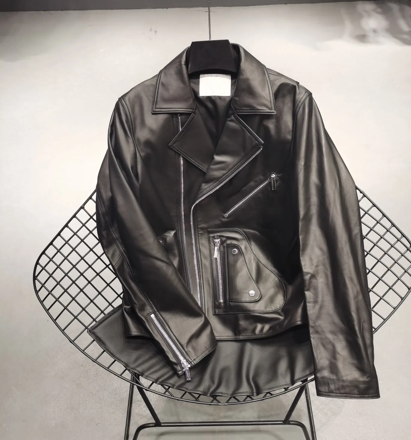 Högkvalitativ Fårskinn Materialjacka Mode Designer Zip Pocket Stitching Europa och USA Street Style Slim Short Mens Black Luxury Leather Coat