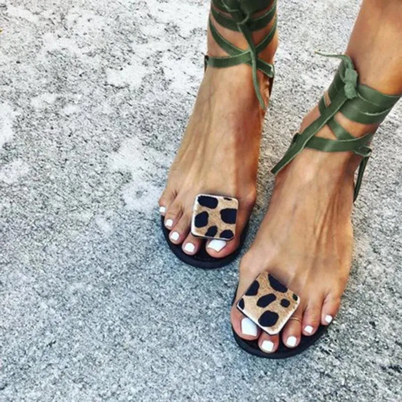 Skor kvinnor som sommarklipp tå leopard strand sandaler damer ankel rem platt tofflor