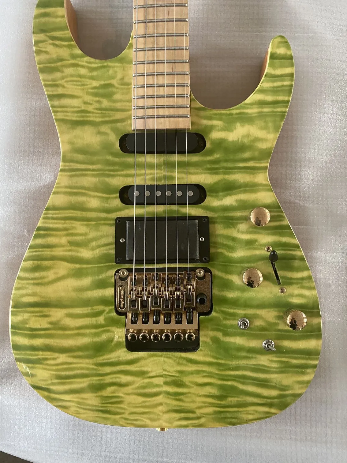무료 배송 PC1 필 콜렌 QULIT 메이플 탑 녹색 일렉트릭 기타 원래 플로이드 장미 Tremolo 잠금 너트, 활성 픽업, 골드 하드웨어
