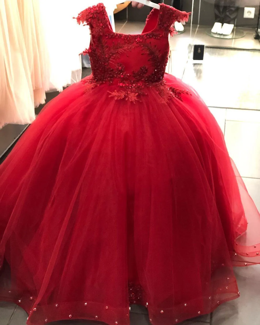2020 Red Lace Beaded Flower Girl Dresses Cheap Ball Gown Little Girl Wedding Dresses Cheap Communion Pageant Dresses Gowns