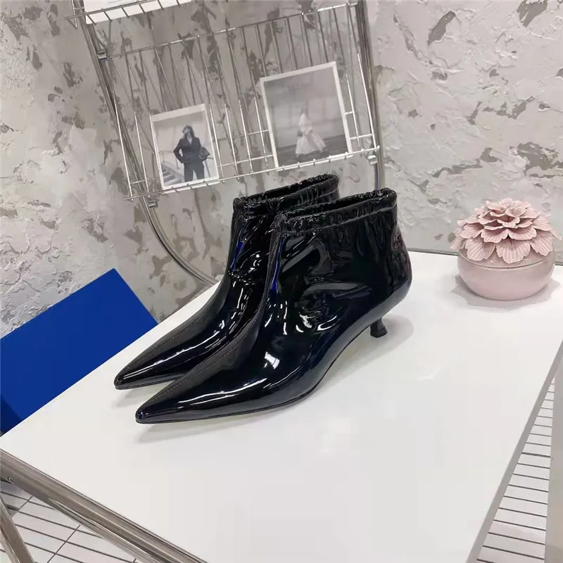 Patent läder Pointy Toe Women Boots Kitten Heels Shinny Boot Femme Runway Slip på damskor Svart vit sko kvinna