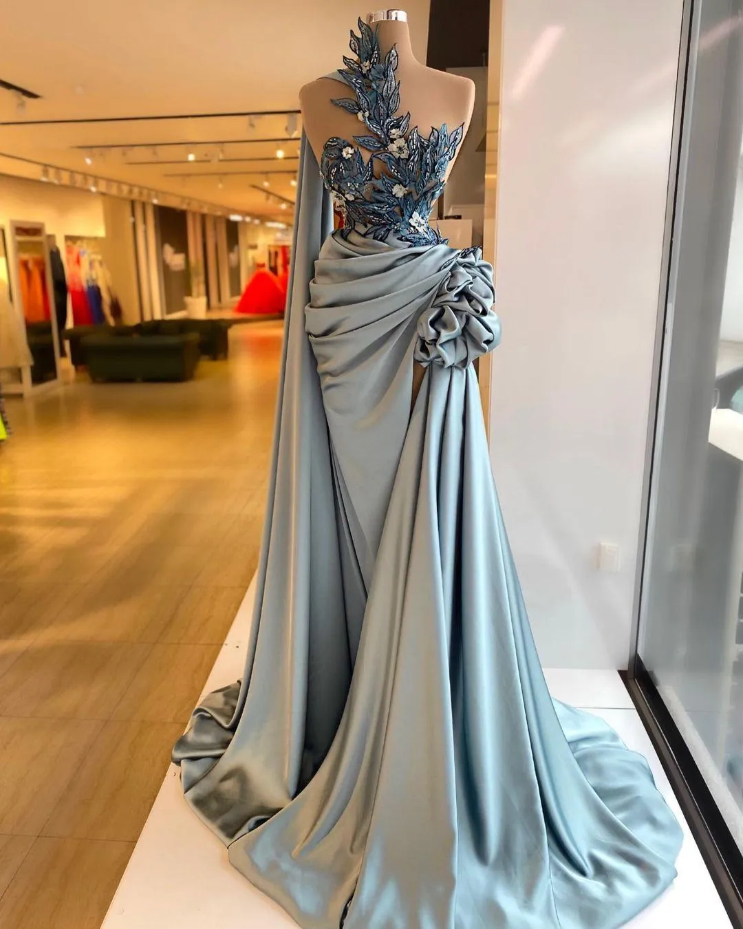 Staubige blaue Abendkleider, One-Shoulder-Stickerei, Meerjungfrau, Schößchen, Rüschen, nach Maß, Satin, hoch geteilt, Abschlussball-Partykleid, Vestidos 401