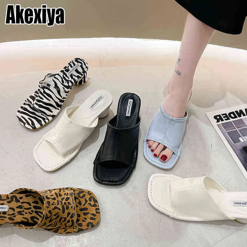 Tofflor Kvinnor Leopard Print Fashion High Chunky Heels Sandaler Zebra Utomhus Skor För Sommar PU Solid Pumpar BC3833 220304