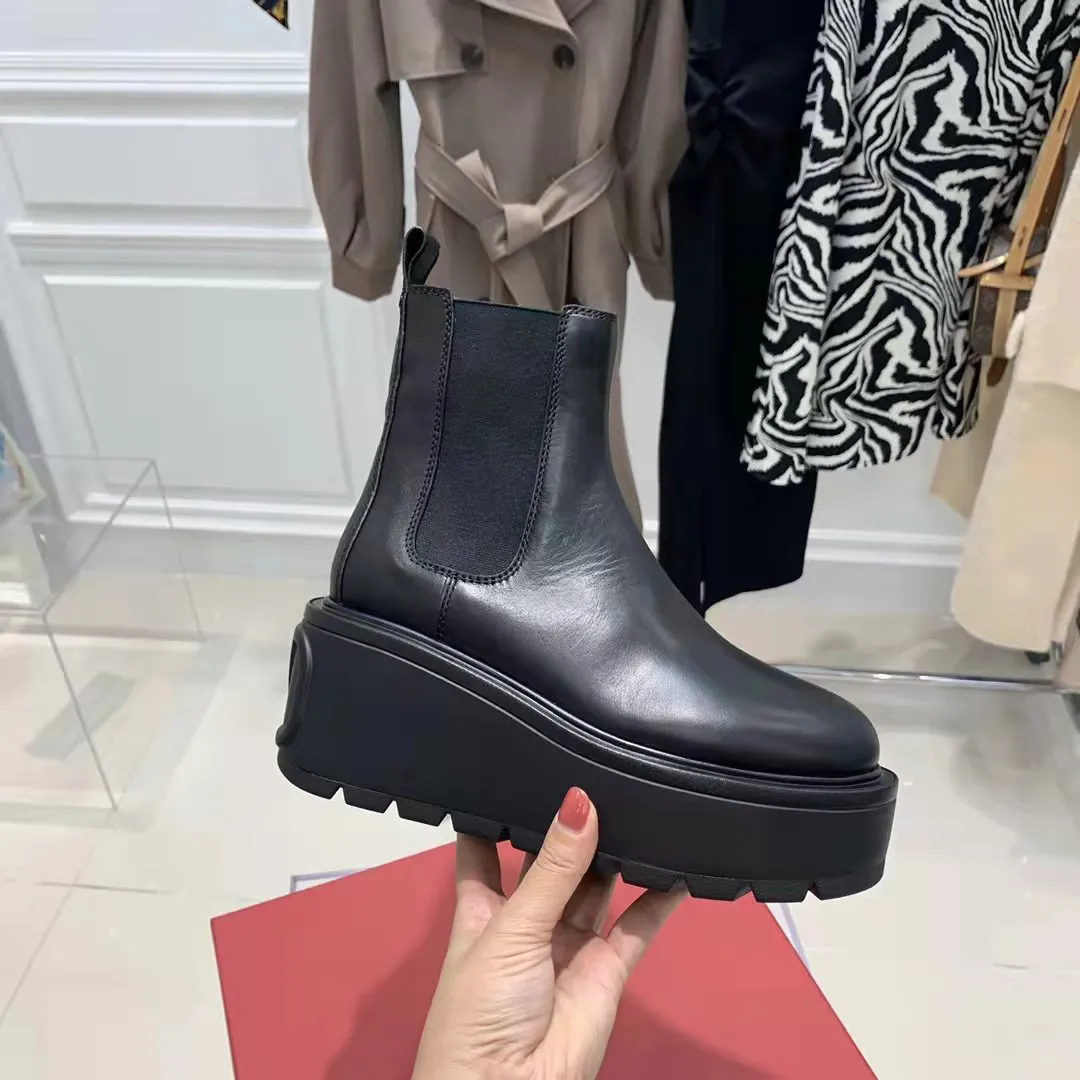black uniqueform 85 flatform chelsea boots