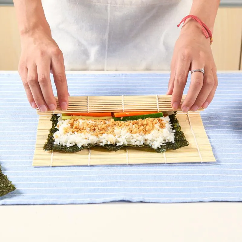 Fai da te giapponese Sushi Maker Tappetino di bambù Rotoli di sushi Strumenti Strumenti domestici riutilizzabili Set di gadget da cucina Strumenti di sushi per stampi