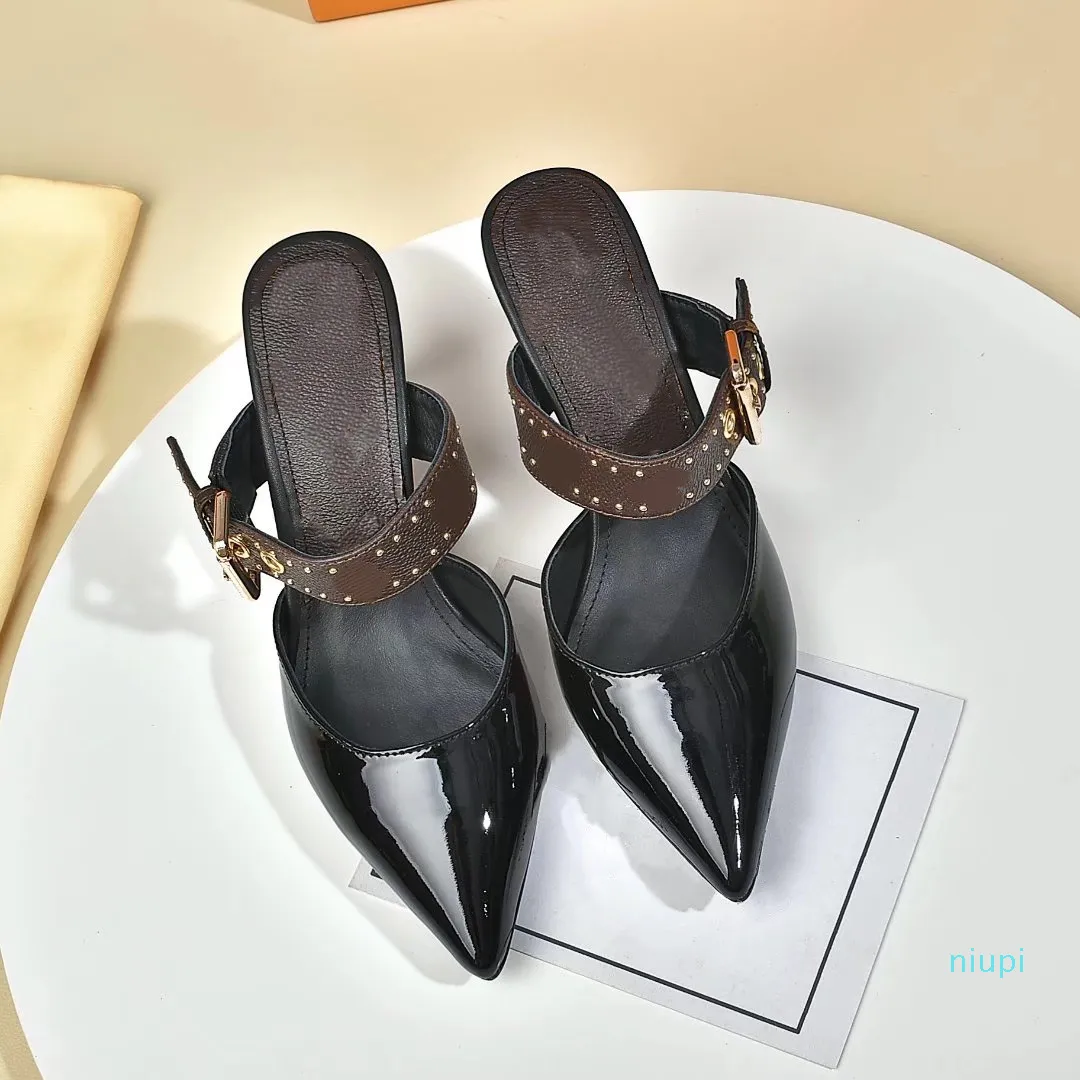 최고 품질 2021 럭셔리 디자이너 스타일 특허 가죽 하이힐 신발 여성 독특한 편지 샌들 드레스 섹시한 드레스 신발