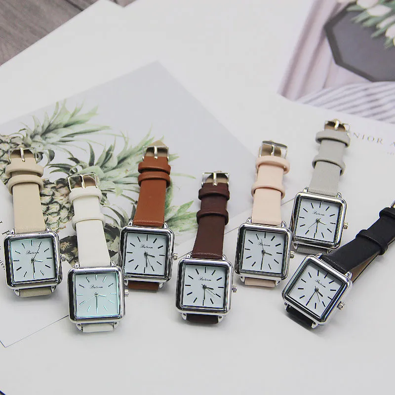 La nouvelle petite montre à quartz carrée rétro de 28 mm au tempérament simple et artistique