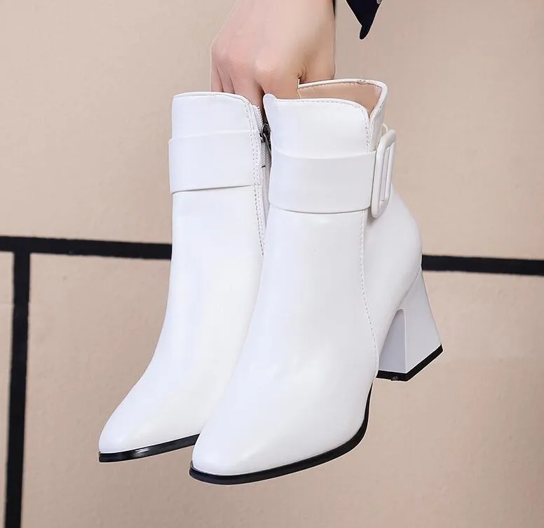 Vit Svart Tjock Hög Högkle Ankel Stövlar Kvinnor Pekade Toe Håll Varma Eleganta Korta Booties Ladies Ankel Buckle Decoration