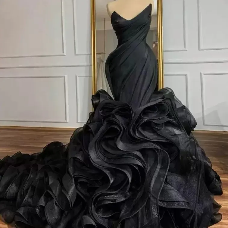 Schwarze Meerjungfrau Brautkleider Gothic Brautkleid Rüschen Sweep Zug Organza Designer gegen Hals MADE MADE MADED GLEISE Vestido de Novia 403 403