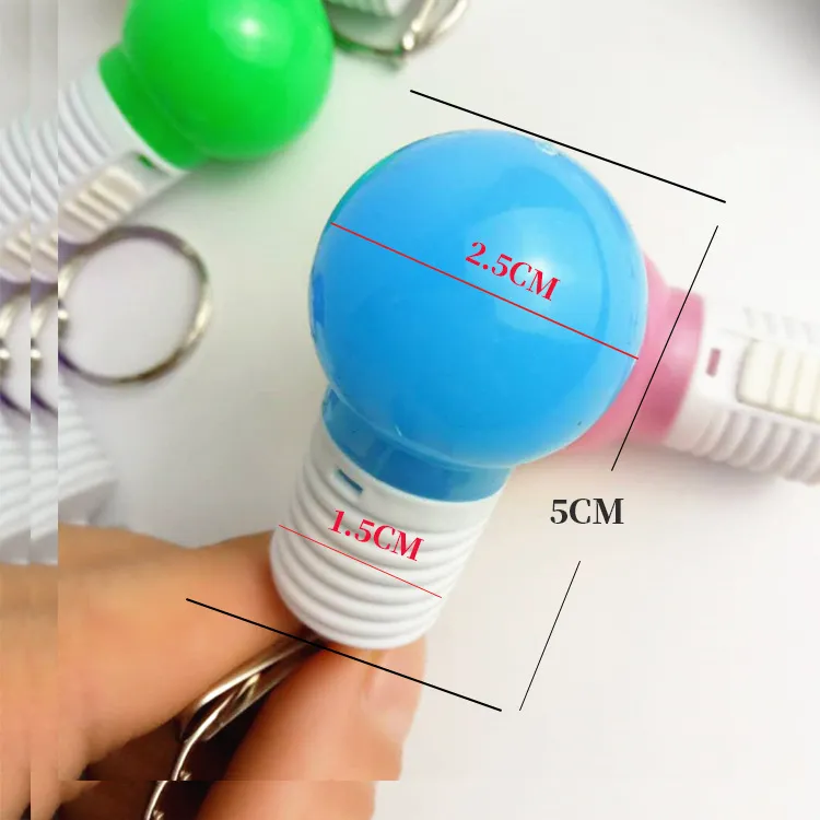 LED-ljusemitterande blinkande nyårsfödelsedag glödlampa Key FOB Creative Toy Small Gift Event för att ge Pendant Novely Jewelry