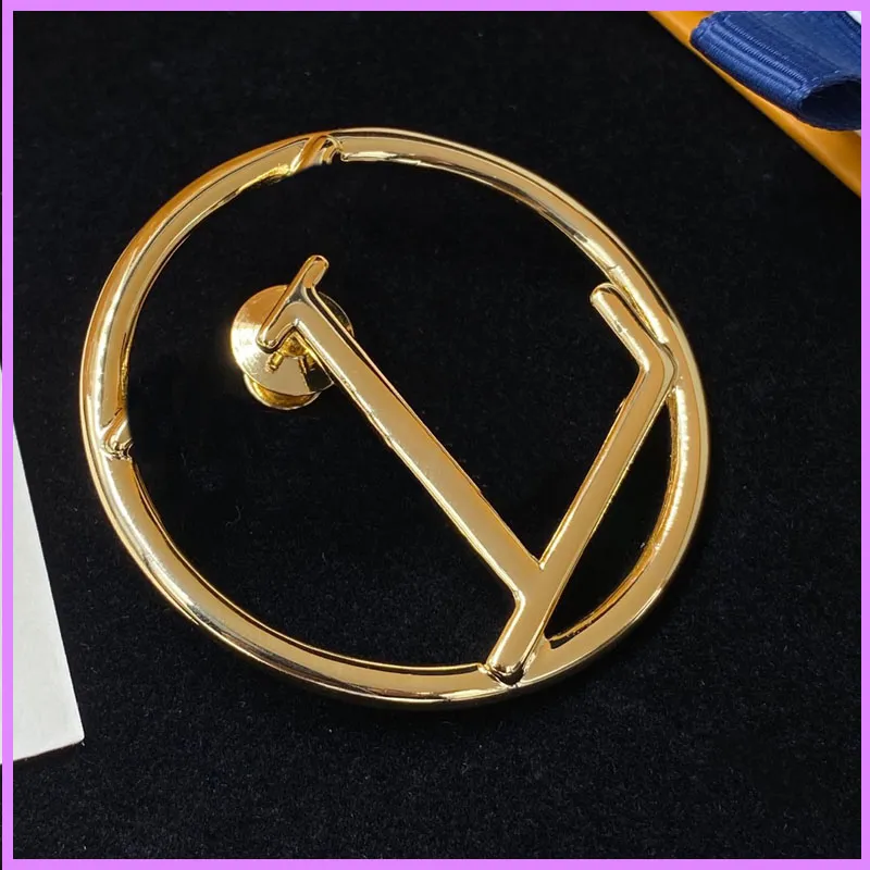 Kvinnor ny mode brooch designer smycken kvinna broscher guld runda brev tillbehör mens damer för fest casual grossist d223086f