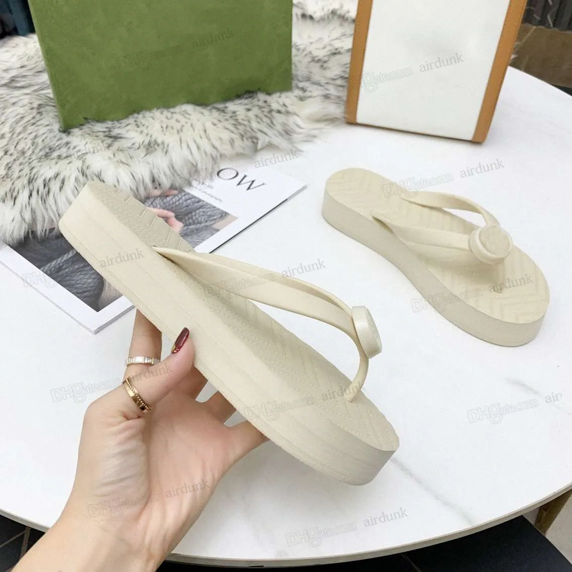 Slippers مصمم أزياء السيدات Flip Flop Simple Youth Slippers أحذية Moccasin مناسبة لفناد الربيع والفنادق الشواطئ أماكن أخرى 35-42 S4IM#