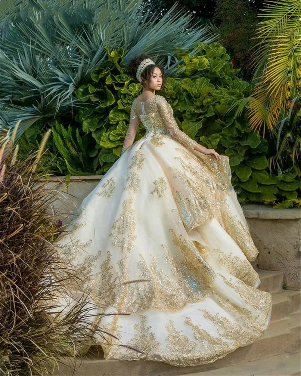 Robe de Quinceanera en dentelle dorée à manches longues, tenue de bal longue avec train, 15 robes du XVe siècle, col en V, vêtements de fête d'anniversaire, robe de bal, 2022