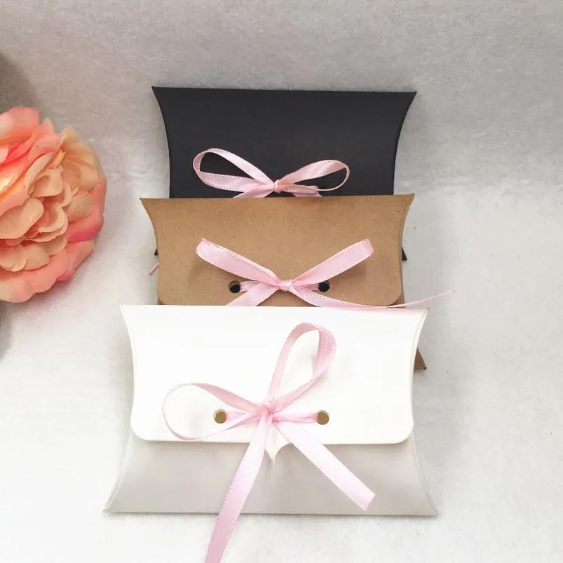 50 stcs/lot Kraft Paper 12.5x8x2.5cm kussen cadeaubakje Wedding Party gunsten snoepdozen met pin jllrgc