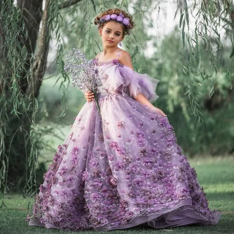 Blomma härlig lila tjejklänningar D Floral Appliced ​​för bröllopstävlingsklänningar Tulle golvlängd Ruffled första nattvardsklänning ress