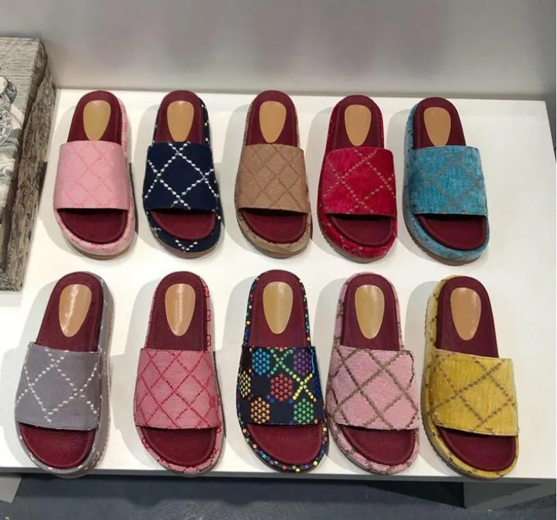 Kadın Lüks Tasarımcılar Platformu Sandalet Terlik Moda Yaz Kızlar Plaj Bayan Sandal Slaytlar Çevirme Loafer'lar Seksi Işlemeli Çiçek Mektup Ayakkabı 3.5 cm