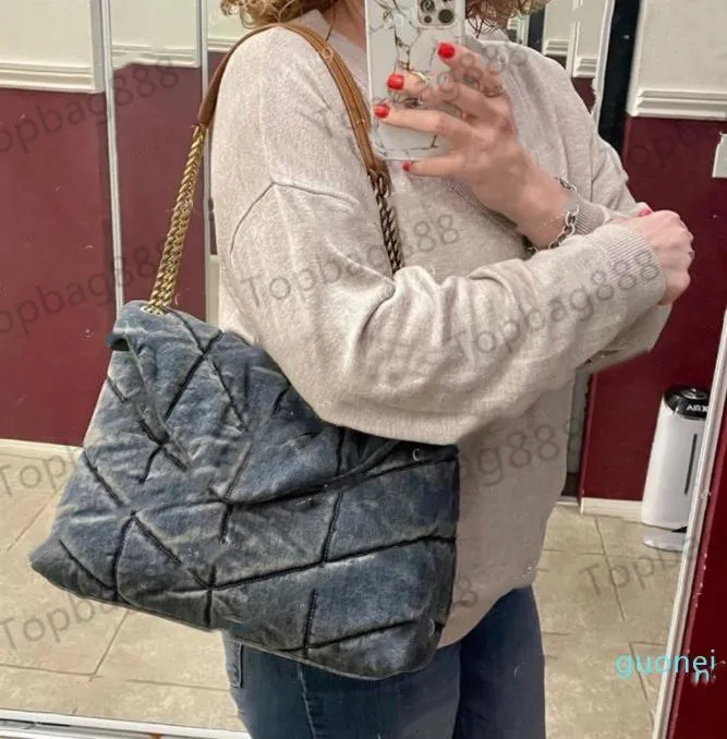 Fabriksförsäljning LouLou Puffers Denim Jeans Axelremsväskor Toppkvalitet Frosted Kohudsrem för kvinnor Heavy Chain Crossbody Bag 2021