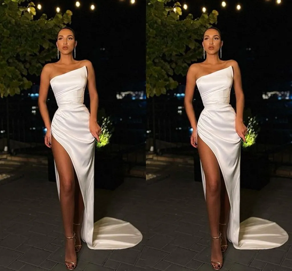 New Arrival Tanie Proste Sexy White Prom Dresses High Side Split Satin Bez Ramiączek Długość Piętro Długość Wieczorowa Suknie Formalna Party Dress