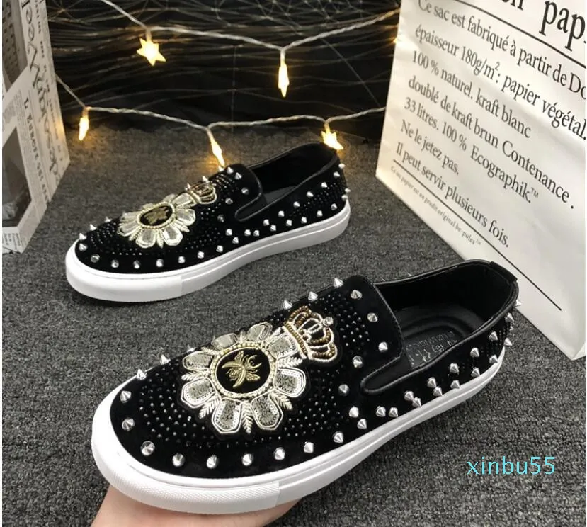 Maskros spikar platt läder skor rhinestone mode män broderi loafer klänning skor slipper casual diamant sko