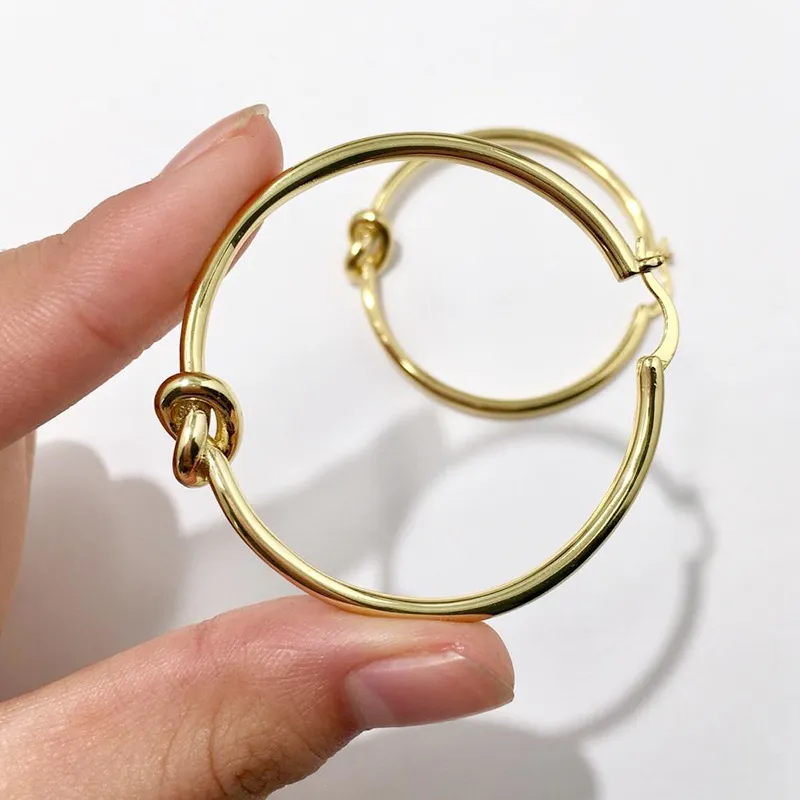 2021 bons brincos de charme feminino joias de designer brincos de ouro pinos hipoalergênicos amarrar um nó galvanoplastia de cobre parte da moda2729