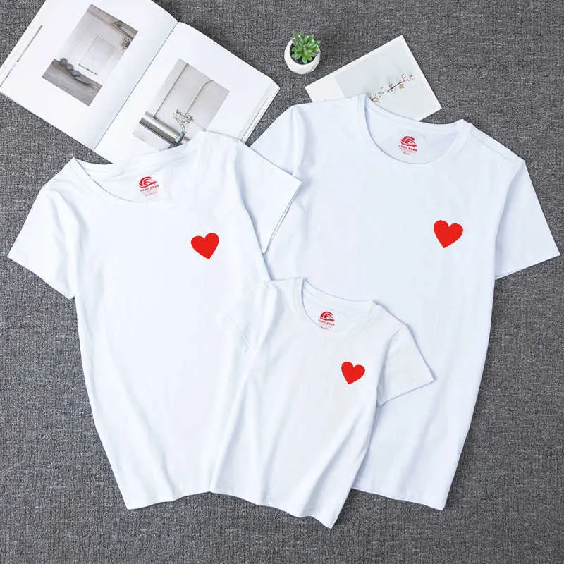 Korea Styl Dopasowywanie Rodzinne Stroje Love Heart Cotton Casual Topy Lato Krótki Rękaw Koszulka Ojciec Odzież Matka I Córka 210713