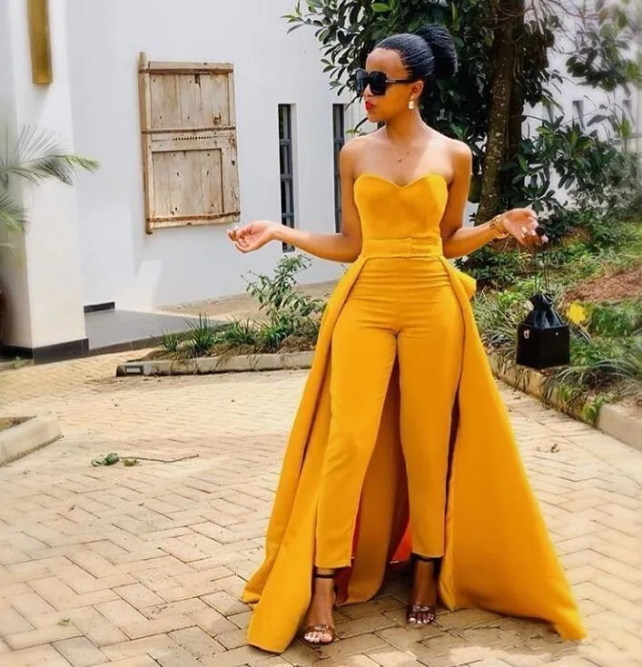 Elegante Africano Amarelo Satin Vestidos de Prom Jumpsuits Formal Vestuário com Destacável Overskirt 2021 Sweetheart Straplless Vestidos de Noite