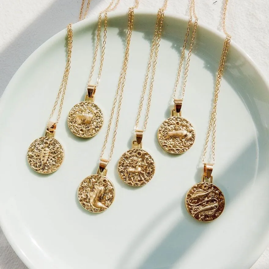 Gouden ketting gehamerd metalen emboss 12 zodiac horoscoop astrologie hanger ketting retro fashion nek sieraden minimalistische ronde charme accessorie