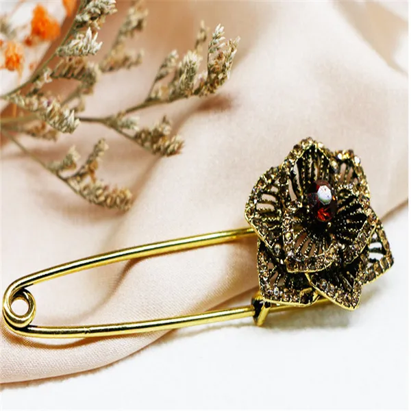 Broche rétro fleurs dorées anciennes européennes et américaines broche créative assortie cardigan pull vêtements accessoires broche