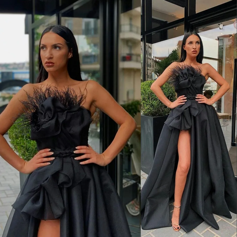 2021 Arabische Sexy Zwarte Avondjurken Strapless Mouwloos met Feather Side High Split Ruches A Line Satin Plus Size Prom Dress Speciale gelegenheden