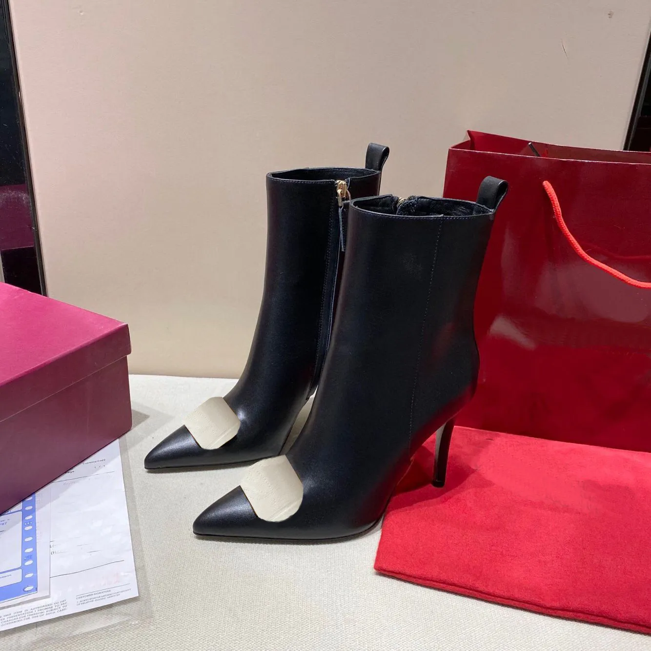 Luxe Designer Topkwaliteit Womens korte laarzen lederen schoenen 2021 Nieuwe hoge hakken mode puntige enkele ritssluiting met schoenendoos maat 35-41