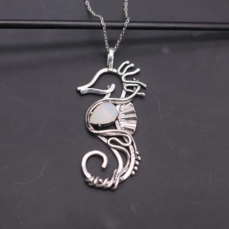 Anhänger Halsketten Weißer Opal Hippocampus Seepferdchen Halskette für Frauen Splitterfarbe Hohlschnitzerei Seepferdchen Charm Geburtstagsgeschenke