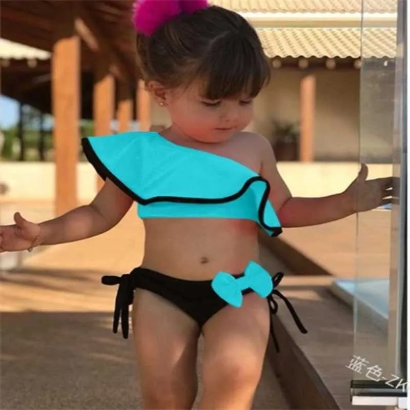 90-130 Maten Kids Meisjes Tweede Piece Bikini Set Leuke Badmode Badpak Flounce Slant Shoulder Out Crop Tops and Bow Shorts Ontwerpers Bikinis Beach Outfit G58I8WR