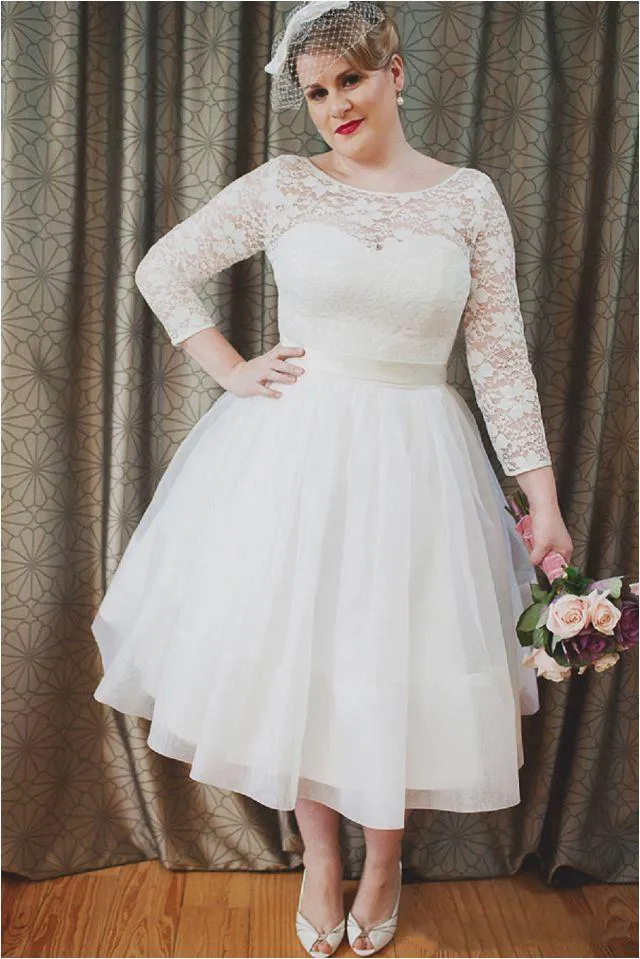 Plus Size Abiti da sposa corti Stile vintage A-Line Scollo rotondo 3/4 Manica lunga Pizzo Lunghezza tè Abiti da sposa Vendite calde Personalizzate