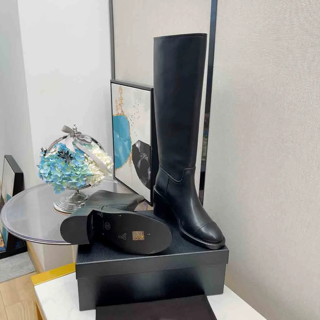 21SS Kvinnors Höst och Vinter Knight High Heel Luxury Boots Toppkvalitet Tyg: Cowhide / Patent Läder Cylinderhöjd: Ca 37cm