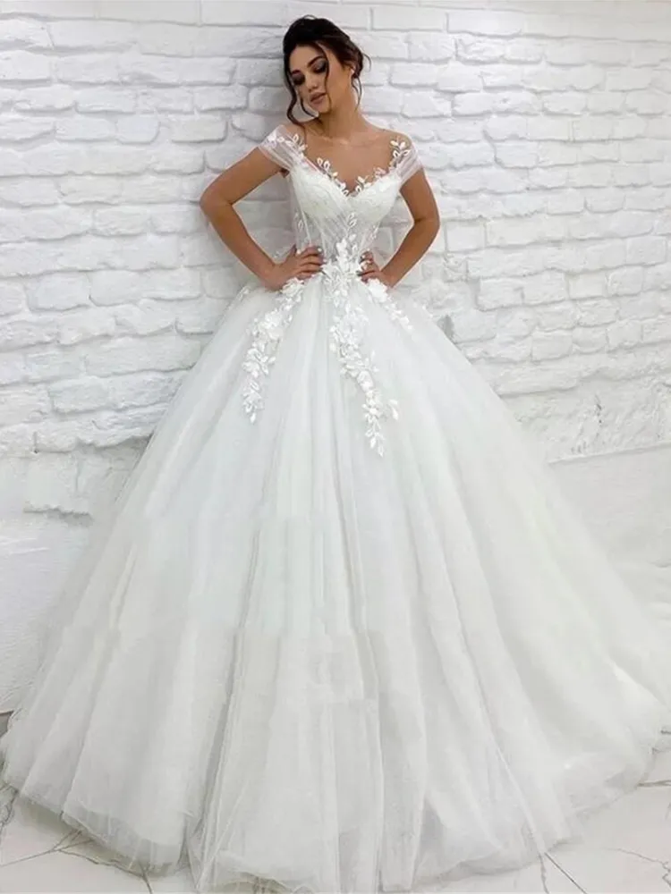 2022 Vår Elegant Tulle Princess Bröllopsklänningar Brudklänningar Sheer Neck Cap Sleeves Lace Applique Garden Långtåg Brudklänning med Back Knappar Robe de Mariage