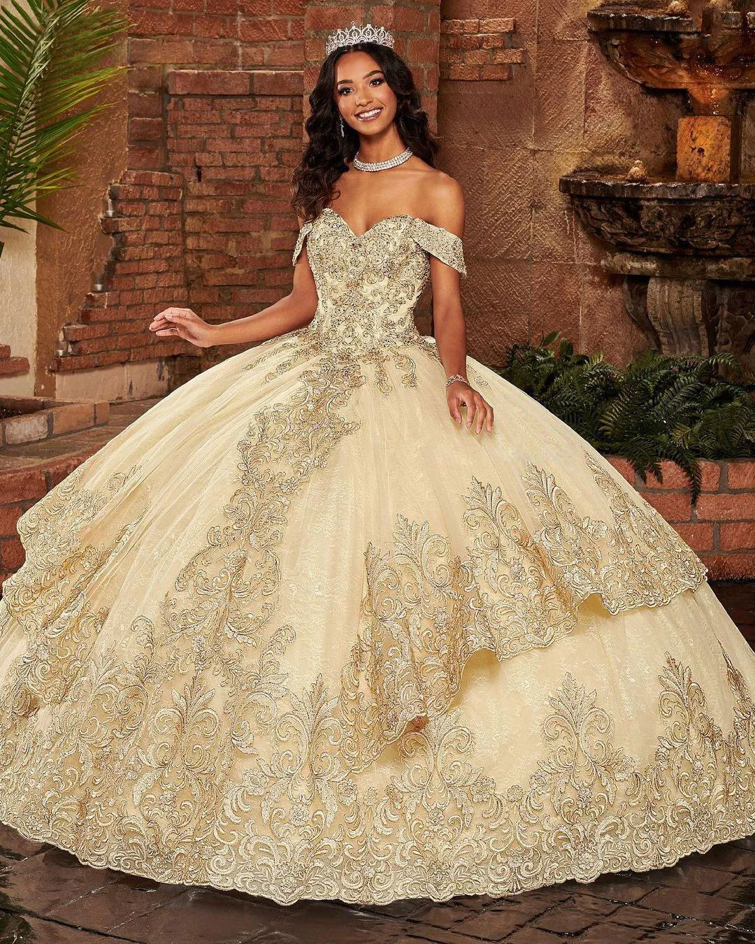 Vestido de baile com aplicação de renda champanhe Vestidos de quinceanera com lantejoulas ombro a ombro Vestidos de baile até o chão Tule em camadas Sweet 15 Vestido de baile de máscaras