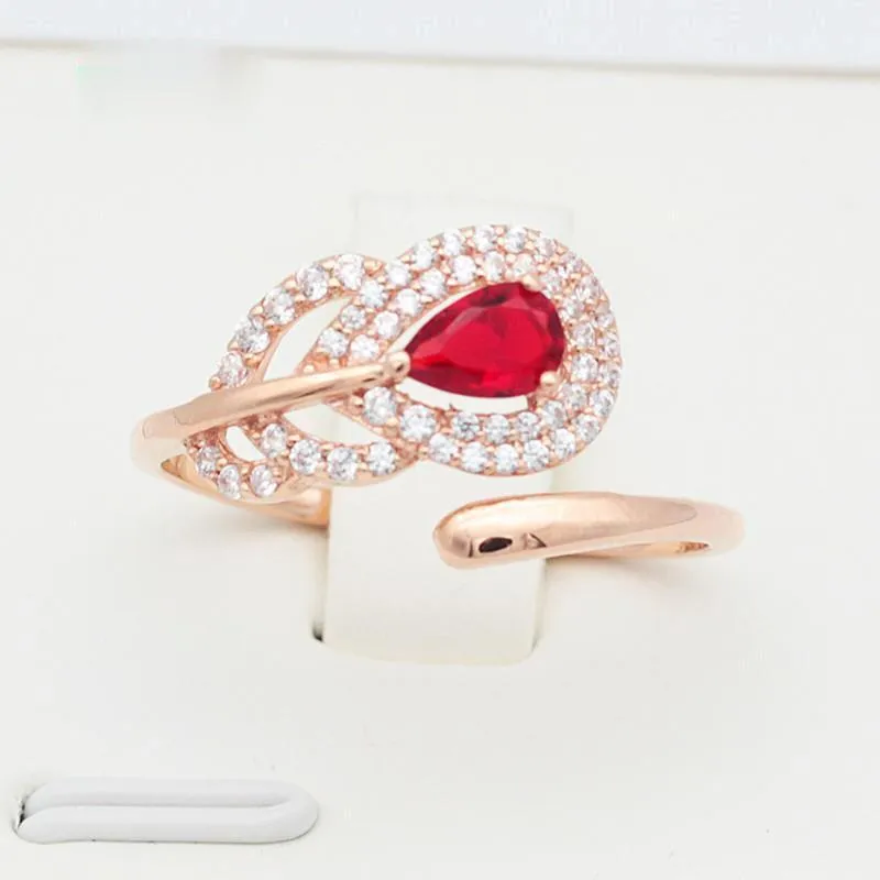 Anelli a grappolo Design originale Micro intarsiato Pietra preziosa rossa Apertura di piume Anello regolabile Luce Lusso Ciondoli scintillanti Per donna Argento Gioielli