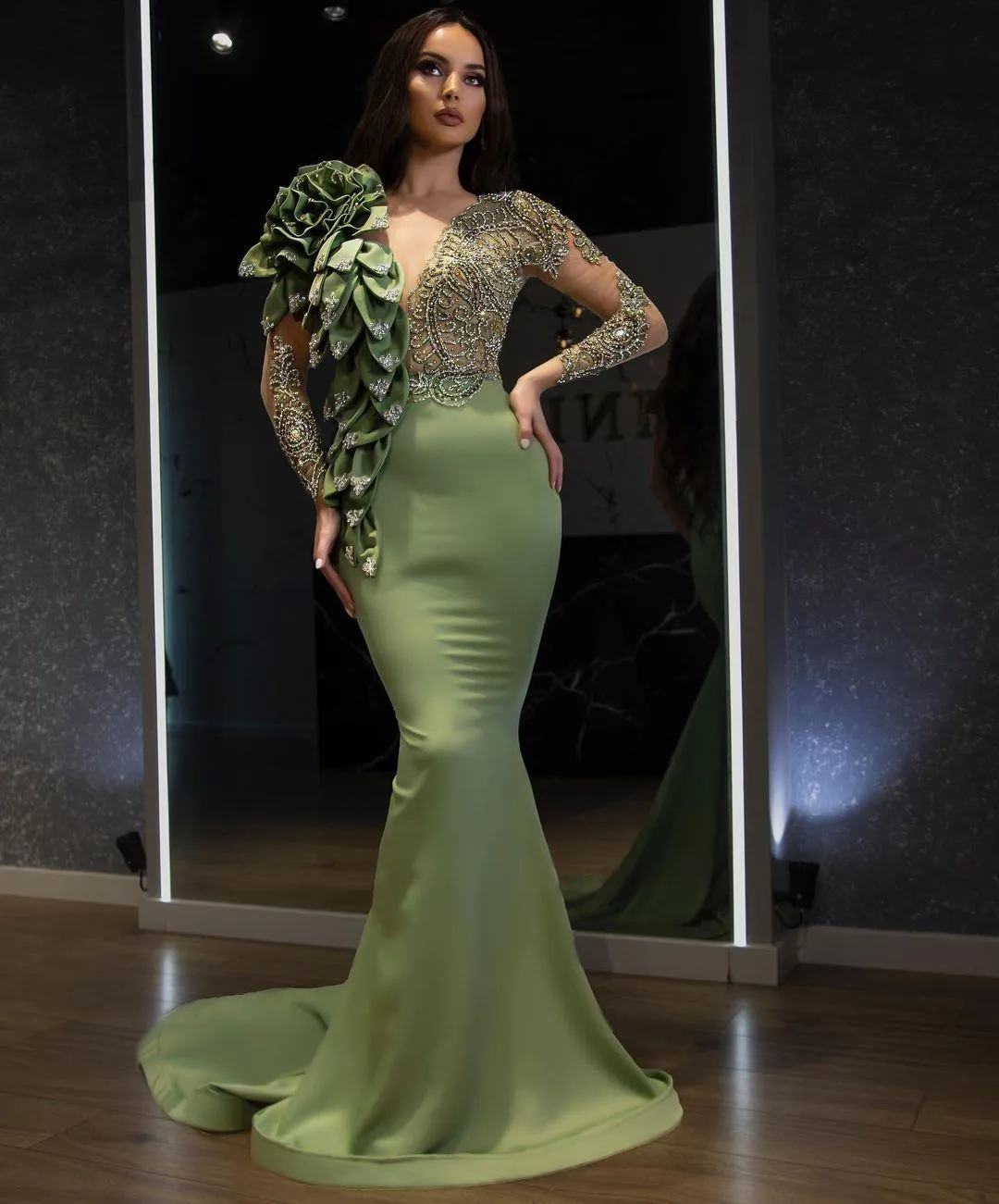 Abiti da sera formali in raso verde oliva Maniche lunghe trasparenti con perline scintillanti Plus Size Sweep Train Abiti da spettacolo per spettacoli di ballo Robe De Soiree