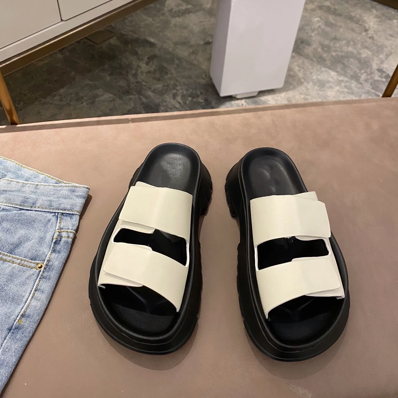 Fabrika toptan 2021 tasarımcı ladys yaz sandalet kalın taban 3-5 cm naylon klasik bayan lüks deri düz terlik 35-41 beyaz