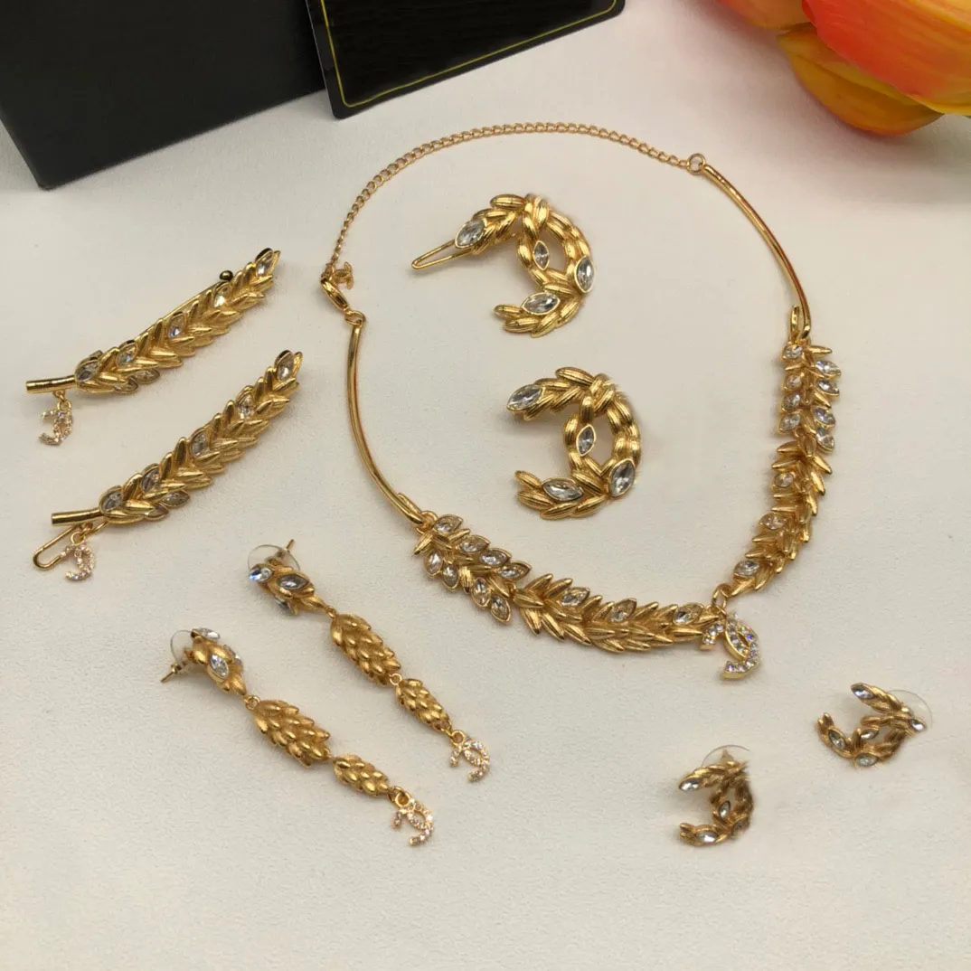 Ny ankomst klassisk designkvalitet 18k vete öron smycken set halsband örhänge brosch hårklipp för mode kvinnor fin gåva