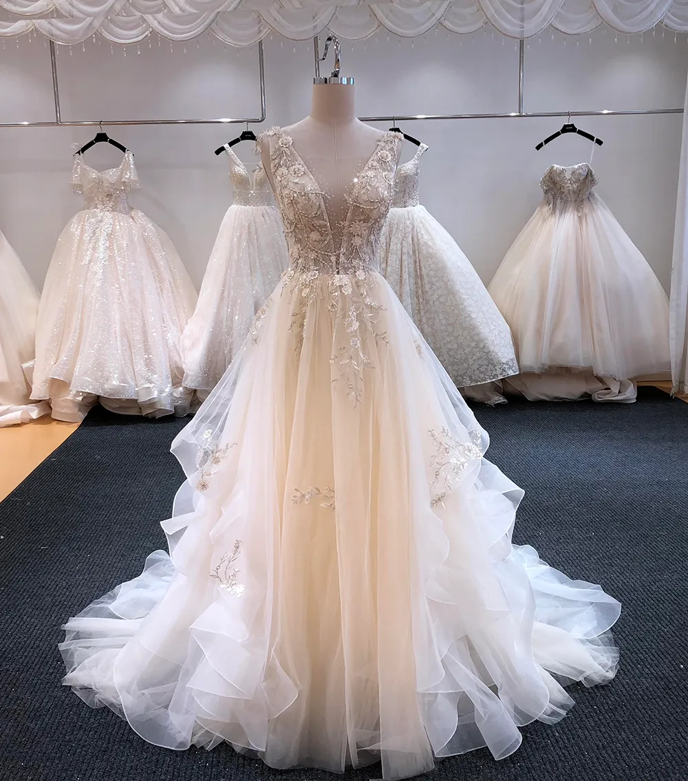 Abito da sposa di lusso con perline A Line Gonna gonfia Splendidi applicazioni di pizzo Corte dei treni Lungo giardino Abiti da sposa country vestido de noiva 2022 Abiti da cerimonia sposa Primavera