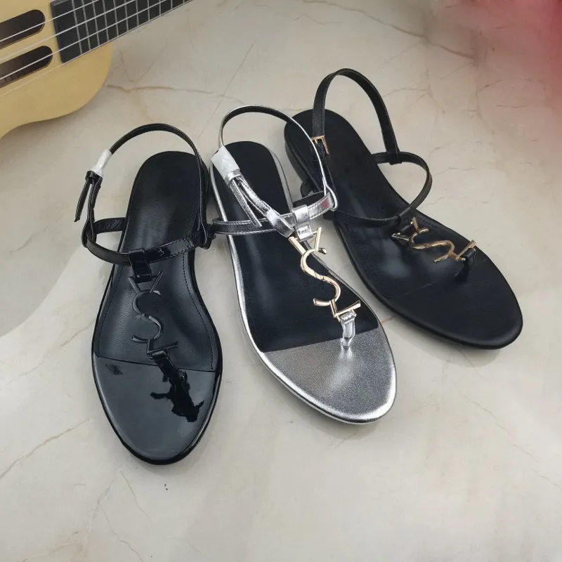 Talltor 2023 Ny ankomstdesigner Flat Sandaler Metal Strip Black Patent Leather Women Tribute Real Leather Letter Sandaler Metal Buckle Women Shoes Beach Flip Flops