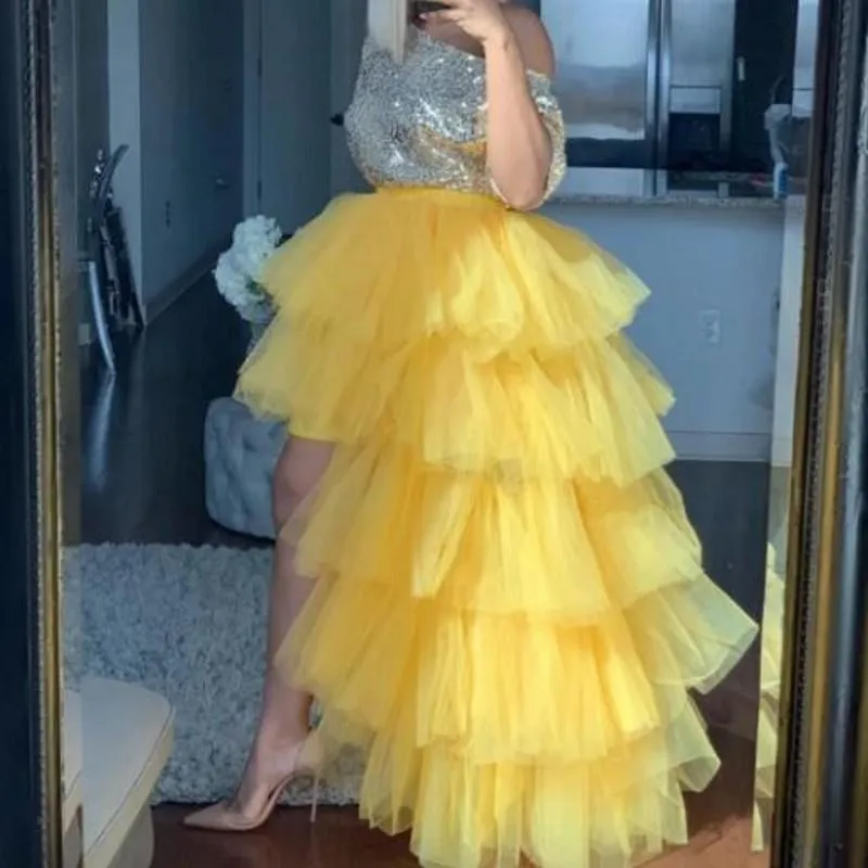 Puffy High Low Yellow Homecoming Dresses Tiered Kjol Av Skulder Top Silver Sequin Billiga Cocktail Party Dress Prom Special Occasion Gown