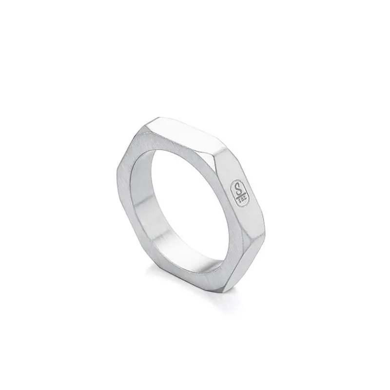 Nuovo anello originale con dado irregolare di nicchia in acciaio al titanio Vento freddo scuro Anello con marchio marea indice profilato maschile e femminile
