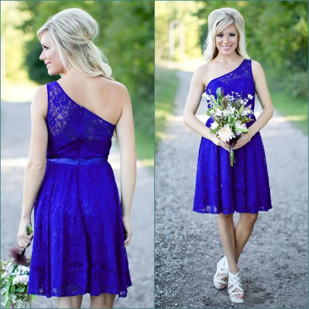 2021 Royal Blue Lace Short Bridesmaid Dresses One Shoulder Sexig Billiga Ärmlös Öppna Back Country Bridesmaids Dress Wedding Party Gowns