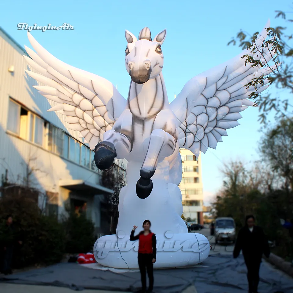Olbrzymie na zewnątrz Nadmuchiwane latające koń 6m Wysokość Dostosowane Zwierząt Maskotki Biała Blow Up Horse Replica ze skrzydłami na imprezy
