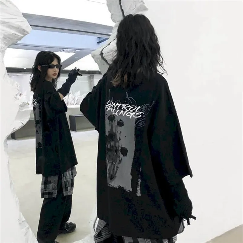 女性Tシャツ男性女性服ダークグラフィティローズTシャツ緩い葬儀プリント半袖カップル夏のトップス韓国人210623